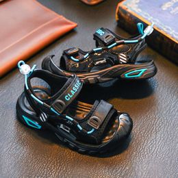 Küçük ve orta ölçekli çocuklar için erkek sandaletler 2024 yeni Kore moda yaz yumuşak taban çocuk baotou plaj ayakkabıları