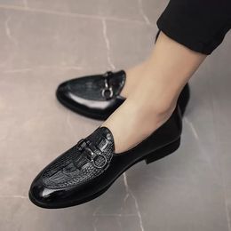 2022 High Quality Men Wedding shoes metal button Crocodile pattern Patent leather Glossy Casual Prom Quinceanera loafers Flat Footwear Csgtl