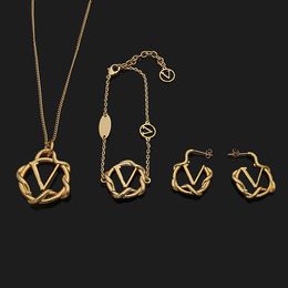 Tasarımcı Mücevher Seti Kadınlar için Çift Harfli Çift Harfli Kolye Bilezik Küpe En Kalite Klasik Vintage Altın Avrupa 925 Gümüş Saplama Sarkma Küpe Setleri