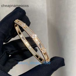 Classic Fashion Charm Van Bracelet Kaleidoscope Bracelet Seiko Women's Lucky Four Leaf Grass Plated 18K Gold Sky Star Snap3S64749H
