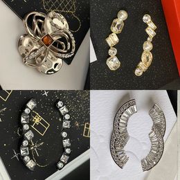 Designer Brand Letter Jewellery Design Brooches Women Men Couples Luxury Diamond Pearl Copper Brooch Suit Laple Pin Jewellery Accessories High Quality Brooches