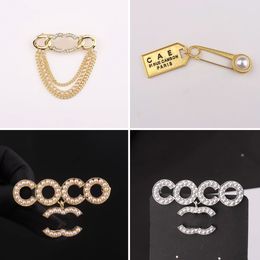 Luxury Designer Brooch Pin Brand Letter Brooches 18K Gold Plated Inlay Crystal Rhinestone Jewellery Charm Pearl Marry Christmas Party Gift Accessorie