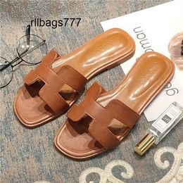 Designer families Outdoor Slippers Net Red Slippers Womens Summer Flat Bottom Fashion Outwear Genuine Leather Sandals Korean Version U4PT