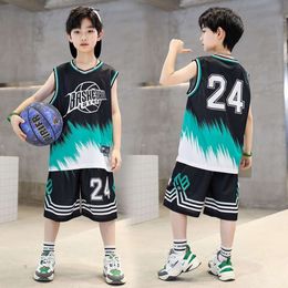 夏のクイック乾燥バスケットボールスーツ4〜14歳の男の子のノースリーブVset+ショートパンツ2PCSセットキッズスポーツ衣装L2405
