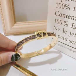 New Style Bracelets Women Bangle Designer Letter Faux Leather Gold Plated Stainless Steel Wristband Cuff Fashion Jewellery Accessories S118