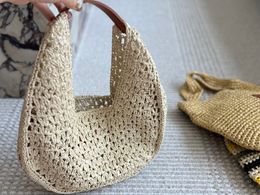 The vegetable basket and straw woven bag are too suitable for vacation photography