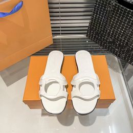 2024 Nuovo stile Designer migliore della migliore qualità Sandalo Lady Outwear Leisure Vacate Slides Slifori del fondo piatto Slipisti in pelle autentica per donne Tagni 35-42