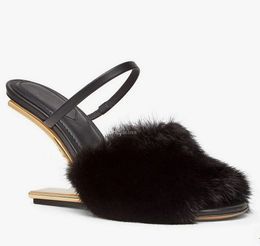 2024 Роскошная бренда первая дизайнерская женская сандалия обувь мех ремешок золотой форм в форме форм с высоким каблуком на высоких каблуках