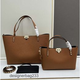 Crossbody Shoulder Rock Valenteino Designer Bag Handheld Bags Tote Rivet Vo Womens 2024 Leather Stud Large Totes Capacity New Handbags Trendy 3G1Q