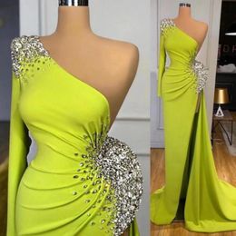 2021 Amazing Green One Shoulder Evening Dresses Wear Crystals Beaded Satin Mermaid High Split Sexy Women Dubai Formal Party Prom Dress 292k