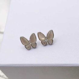 Release Charm Earrings Vaned Earrings Sterling Silver Four Leaf Grass Butterfly Earrings Female White Fritillaria with original logo G5EK