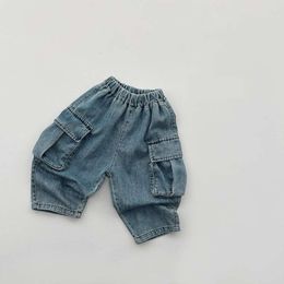 Frühling Neue Kinder lose Jeans Mode Baby Mädchen solide vielseitige Freizeithosen Kleinkind Jungen Pocket Denim Hosen Kinder Kleidung L2405