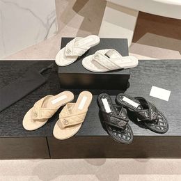 24S Black Beige Quilted chain buckle slipper thong flip flops with crystal pearl clover c sandals women tweed flat sandal cross strap slide Pool Thongs Logo Beach Mule