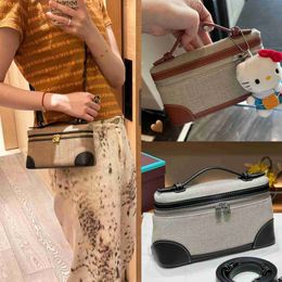 Lare Bag Lunch Box Bag Women 2024 New Canvas Spliced Cowhide Lunchebox Bag Fashionable and Simple Handheld One Shoulder Crossbody Small Bag