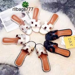 Designer families Outdoor L Slippers Slippers Womens Summer Flat Bottom Fashion Outwear Genuine Leather Sandals Korean Version 4AZW