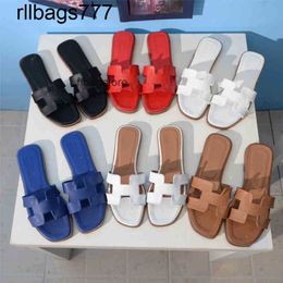 Slipper Fashion Designer de luxo ORAN AMERICANO FEMANHO EUROPEIRO SANDALS CULTURA DE CALEIRO DE PRAIA Sandálias em forma de H