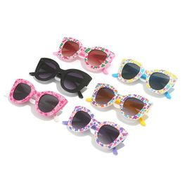 Sunglasses New Fashionable Cat Eye Childrens Sunglasses 115 Personalised Frame Printed Girl Cute Decoration Versatile Sunshade Mirror Y240523