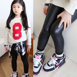 春秋の幼児の子供の女の子の女の子のズボンパンツ服PUレザーストレッチハイウエストスキニーレギンスのズボン1〜8年l2405