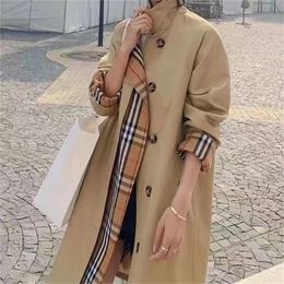 디자이너 트렌치 코트 유럽 및 미국 고급 격자 무늬 스타일 패션 스티칭 가짜 두 느슨한 여성 중간 길이 트렌치 코트