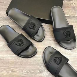 Luxurys Designer Terlik Moda Klasikleri Dhgate Mule Sandal Sıradan Ayakkabı Mule Erkekler Kadınlar Sandale Sliders Metal Terlik Yaz Platformu Düz Slayt Toptan