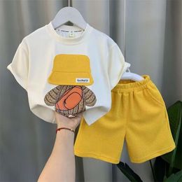 衣料品男子夏2023年新しい子供の赤ちゃん半袖Tシャツショーツ2ピースセットL2405