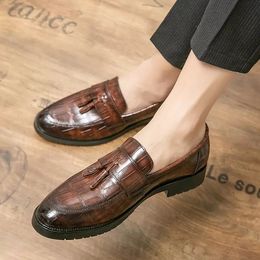 High Quality Men Wedding shoes Crocodile pattern tassel Patent leather Glossy Casual Prom Quinceanera loafers Flat Footwear Aguxx