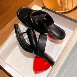 Sandálias salto chinelos chinelos de coração Red Woman Summer 2024 Sapatos de moda pretos em forma de dedo do dedo do pé quadrado para FDF