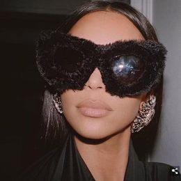 Sunglasses Trendy Kardashan Fur Women Brand Designer Oversized Black Cat Eye Sun Glasses UV400 Winter Shades Decorative Eyewear 297l