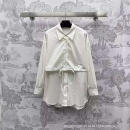 Frauen T-Shirt Jahre Nischendesign Mode Seiten Saum bestickter Buchstaben Draw String Schlampe falsche zwei Hemdröcke