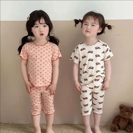 韓国の女の子ラウンジウェアベビーアイスシルクフローラルトップサマーチルドレンの短袖のクロップドパンツパマ2ピースガール服l2405