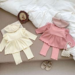 Yeni doğan kız pama set pamuk gömlek+pantolon 2pcs katı fırfırlı bebek toddler salon geyli yivli ev sahibi bebek kıyafetleri 6m-2y l2405