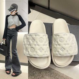 Облегчение напечатано один линейный тапочки для женской лето носить новую интернет -знаменитость нишевая липучка Anti Slip Beach Shoes
