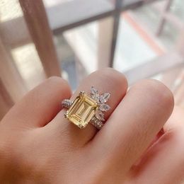 Cluster Rings Temperament Square Yellow Cubic Zirconia Ring For Women Luxury Coloured Wedding Bands Party 2024 Fashion Jewellery