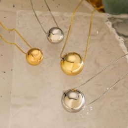 Pendant Necklaces Vintage gold round bead smooth pendant necklace suitable for European and American womens Personalised minimalist Jewellery gifts S2452206