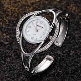 Nova pulseira feminina embutida de diamante, assista à moda elegante temperamento aberto Banda de aço de aço quartzo