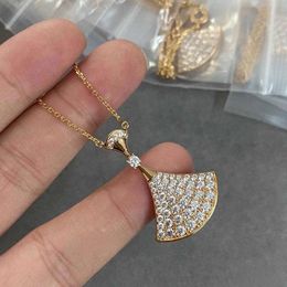 Matrix Bracelet Bolgrey Pendant Necklaces V Gold Plated CNC Exquisite Sculpture Full Diamond Fan Shaped Skirt Matrix Necklace Large Size 897