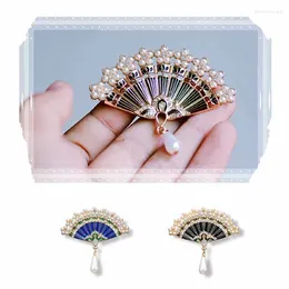 Brooches Classic Fan Enamel Pin Vintage For Women Charm Imitation Pearls Scarf Suit Broche Broach Pins Jewellery Gift