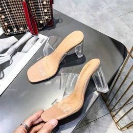 Verkaufe Sommer transparente Sandalen Frauen mittelschwerer Absatz dicke Sandes Kristall High Heels Schuhe Fairy Style Einzeilige Slipper Sandale 240228