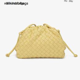 Botte Venets Bags Pouchs Ins Super Fire Cloud Bag Woven Womens 2024 New Sweet Fashion One Shoulder Messenger Handheld Dumpling Have Logo Frj