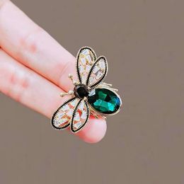 Korean fashion temperament, green crystal bee brooch, high-end suit, cardigan, chest flower accessories, anti glare safety pin for women