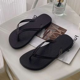 Tragen Sie weibliche Flip-Flops Sommer 2024 lässige Nicht-Schlupfbad-Strandschuhe Fashion Paare Clip-on Boar A1B