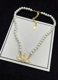 Varumärkesdesigner Fashion Pendant Neckor Letter Chokers Women Jewelry Metal Pearl Necklace Cjeweler Viviane Westwood för Woman Cha