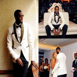 Handsome Two Pieces White Wedding Tuxedos Slim Fit Gold Pattern Laple Suits For Men One Button Groomsman Suit Jacket Pants Bow Tie HY60 2709