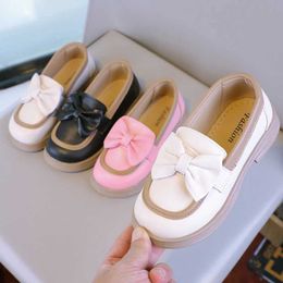 Flat shoes 2024 New Girl Loafers Cute Bow Fashion Childrens Leather Shoes Slippery Bow Non Slippery Childrens Casual Shoes Straight Round Toe Q240523