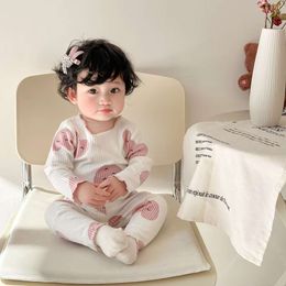 2024 Spring New Baby Baby Long Rleeve Ubrania domowe dla niemowlęcia urocza koszula dna kropka + spodnie 2pcs garnitur maluch pamas stroje L2405