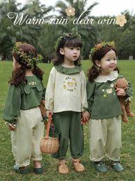 Kleidungssets Kleidungsstücke Girls Frühlingshemd Set 2023 Neue pastorale Baby -Cartoon gestickt