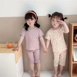 2024 Novas roupas em casa coreanas meninas meninas de verão pamas ternos de duas peças tshirt estampa de flora 1-8 anos de manga curta Tops+calças curtas L2405