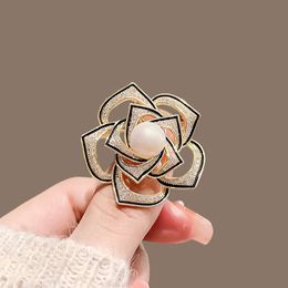 Xiaoxiangshan camellia brooch, high-end women's pearl brooch with hollowed out design, simple flower pin coat, versatile decoration