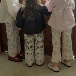 Pantaloni per bambini pantaloni primaverili della Corea di Corea bambini abbigliamento in stile retrò fiore bordo di cotone versatile pantaloni casual 2024 stampa dolce t240524