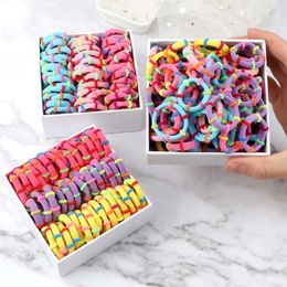 50/100pcs/Los Kinder Bands Accessoires Mädchen Süßigkeiten Farbe Haarbindungen Buntes einfaches Gummiband Ponytail Elastic Scunchies L2405